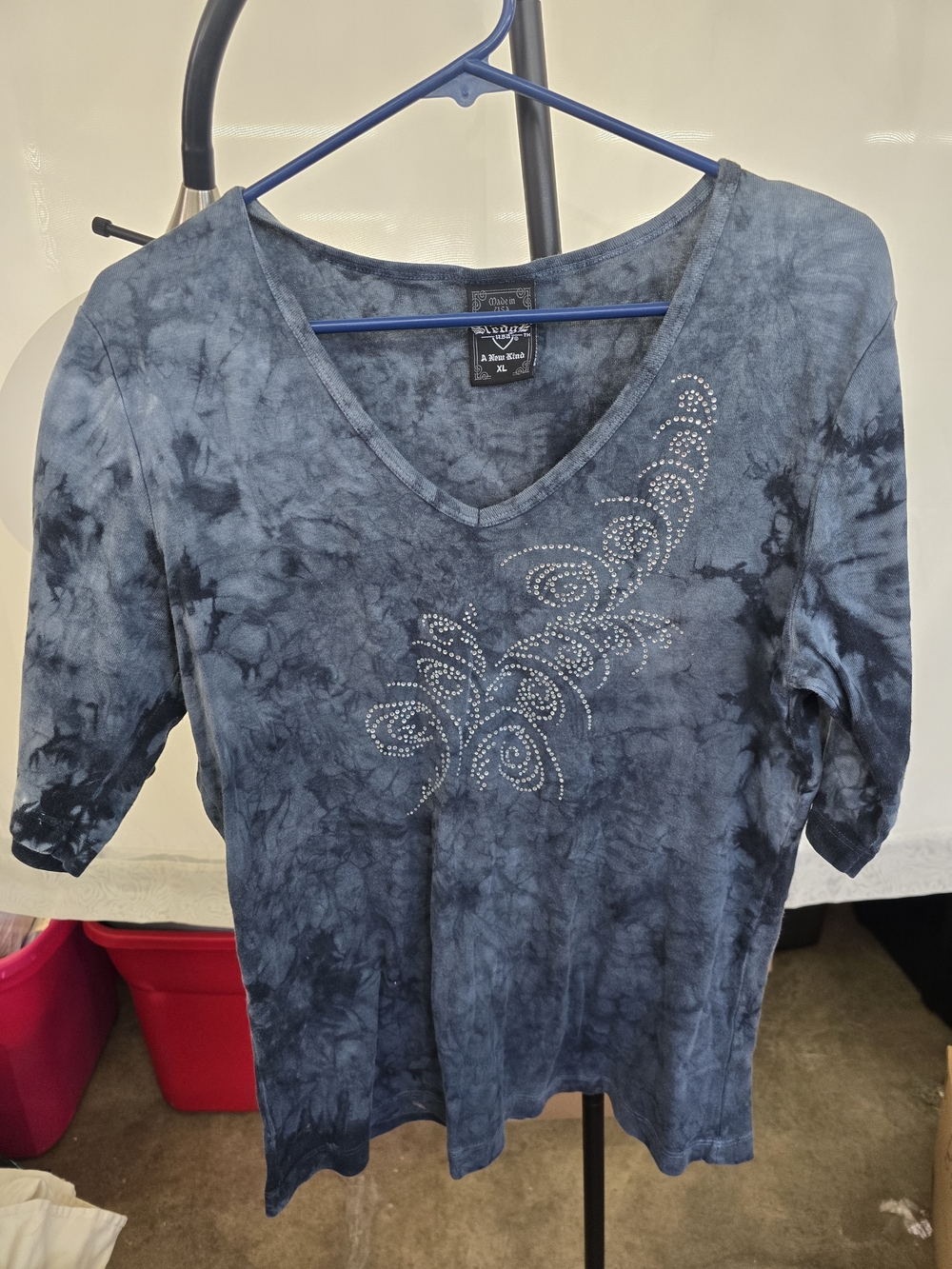 Embellished Tie-Dye V-Neck Tee in Blue